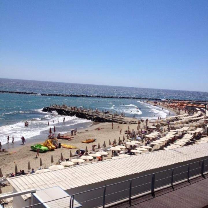Petit Avec Classe San Remo Buitenkant foto